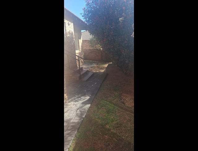 2 bed property to rent in HONEYDEW RIDGE